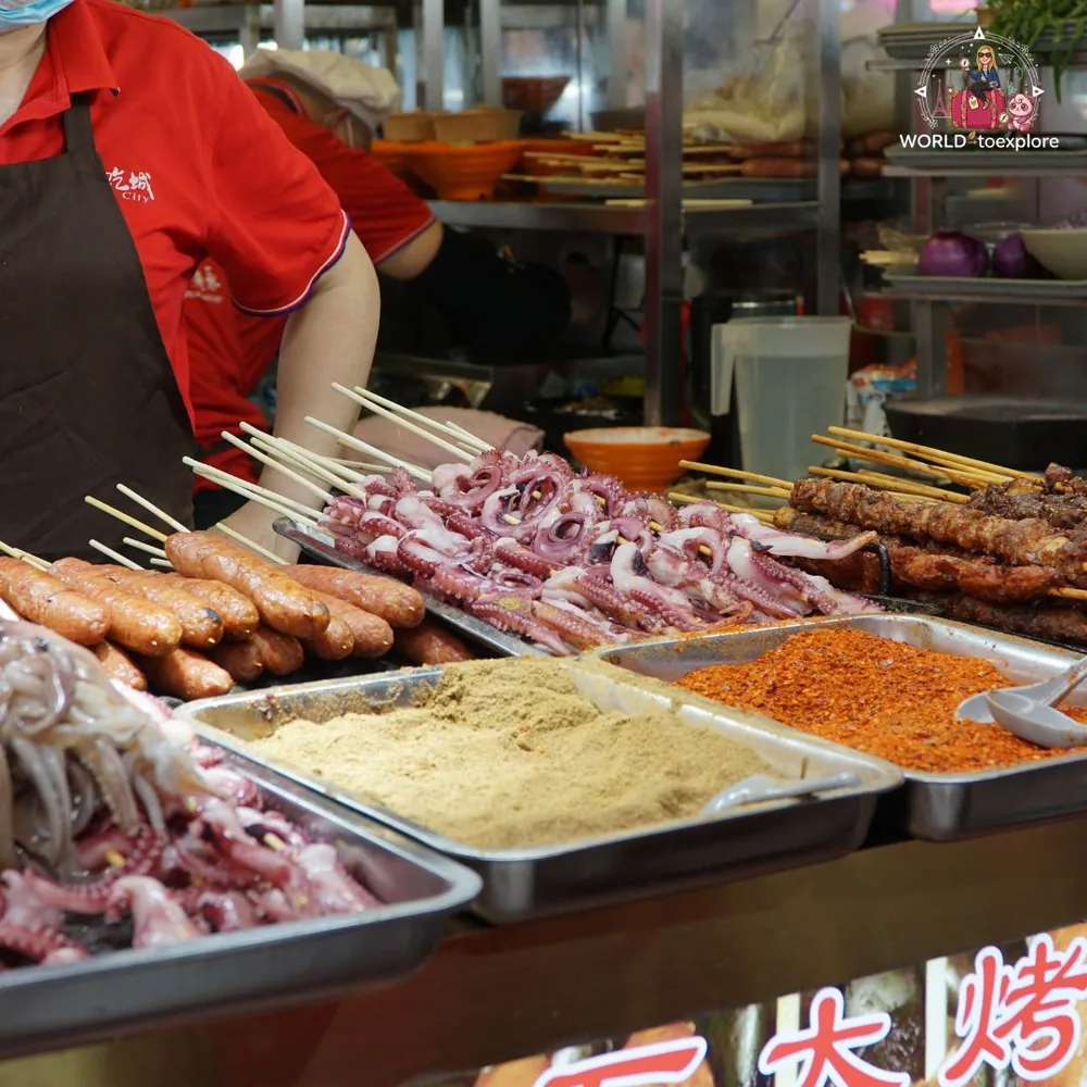 Banca de comida de rua com espetadas em Xangai, China
