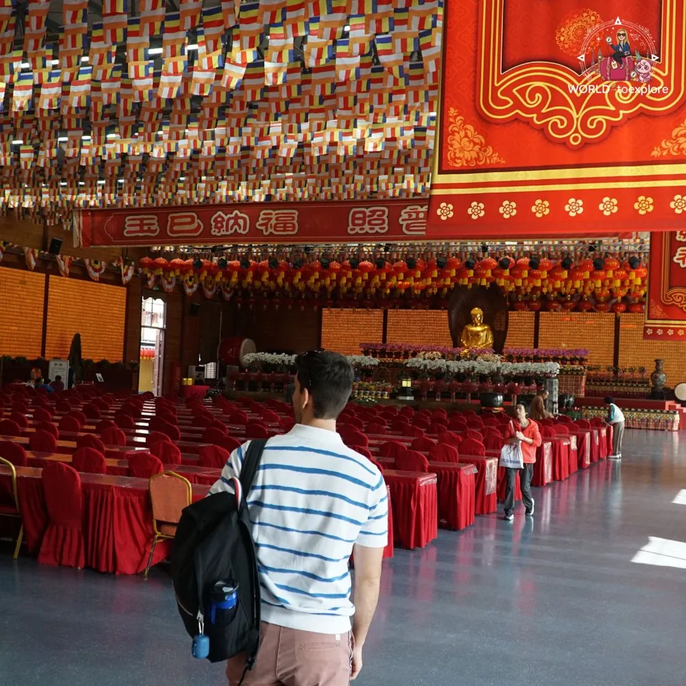 Interior do Templo Longhua, Xangai