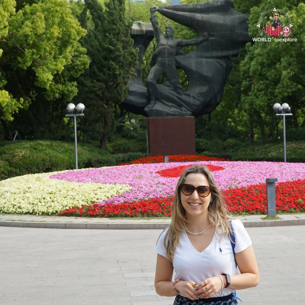 Escultura e canteiro de flores no Bund, Xangai