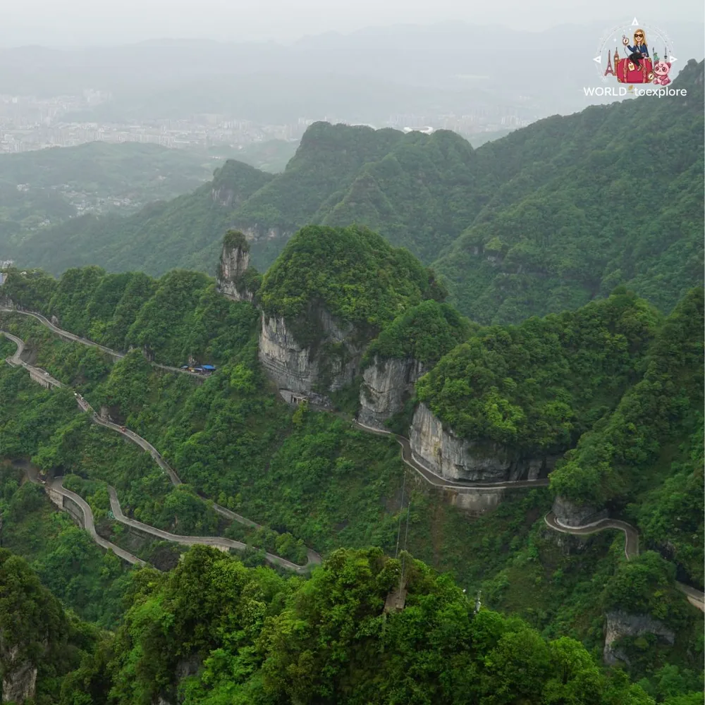 Estrada sinuosa e falésias da Montanha Tianmen, Zhangjiajie