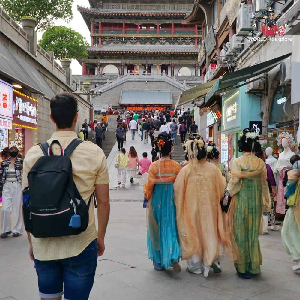 Rua com trajes tradicionais em Xi'an, China