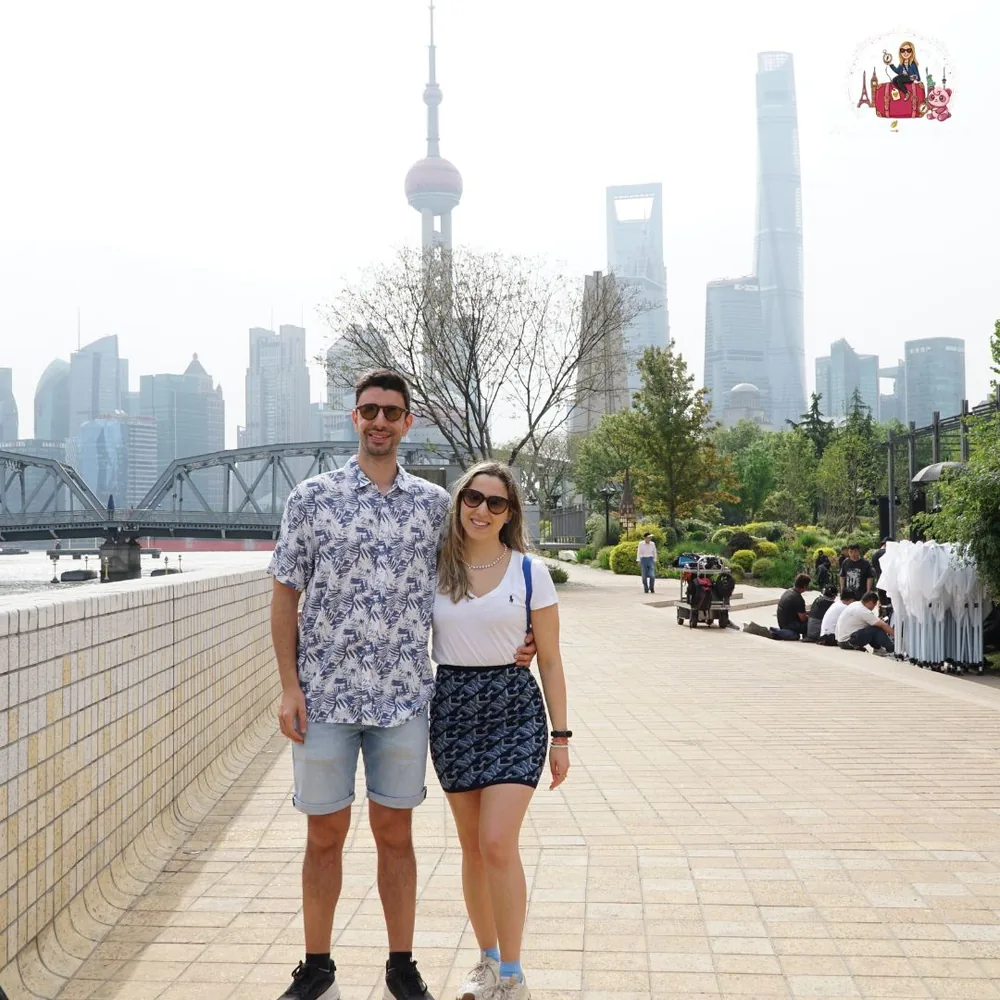 Casal no Bund com o horizonte de Pudong ao fundo, Xangai
