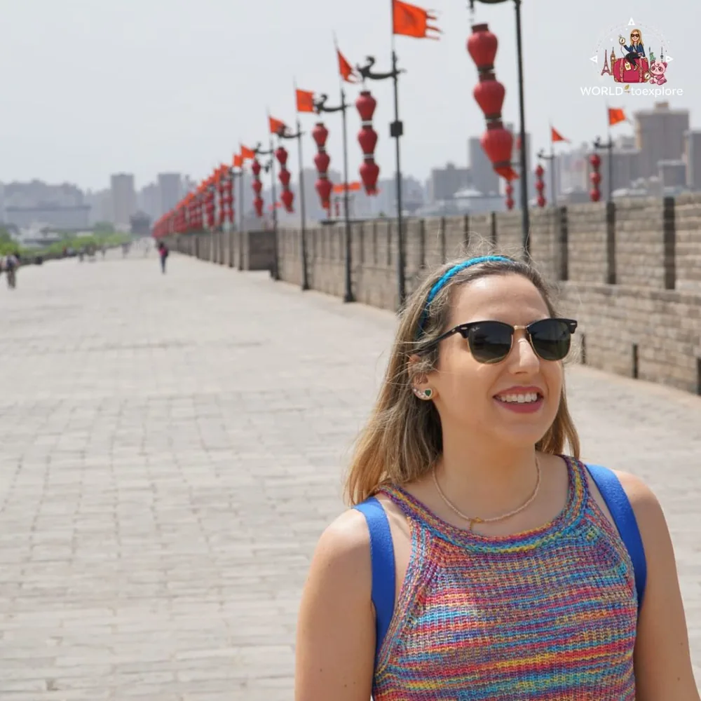 Muralha da cidade de Xi'an com lanternas vermelhas
