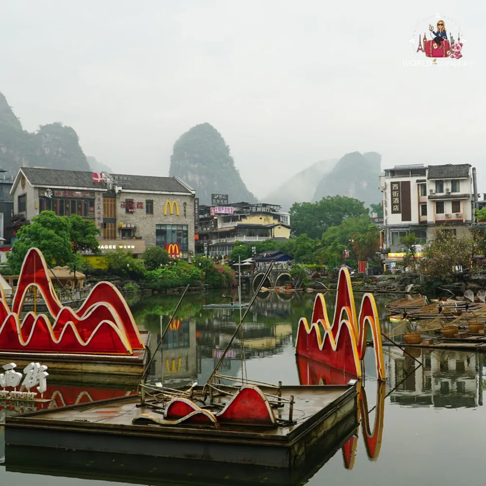 Montanhas cársicas e vila ribeirinha em Guilin, China