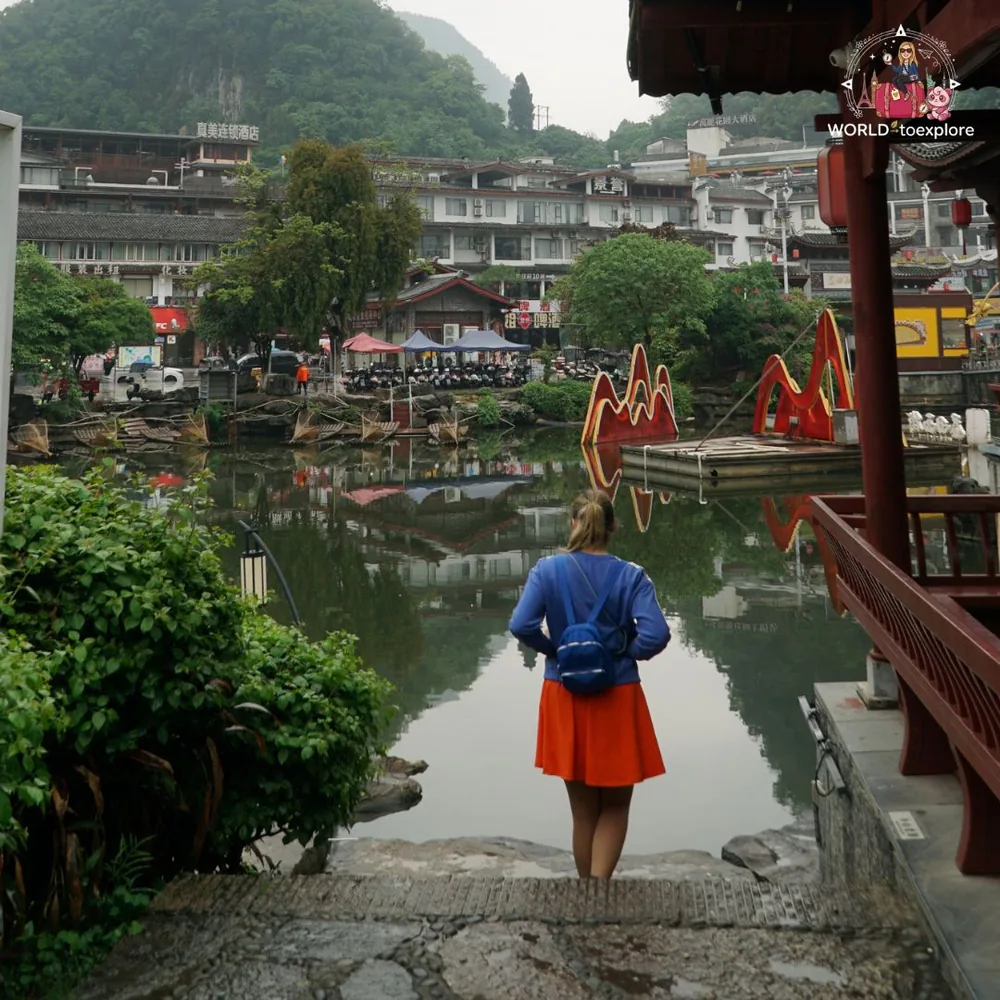 Vila de Yangshuo refletida no rio, Guilin