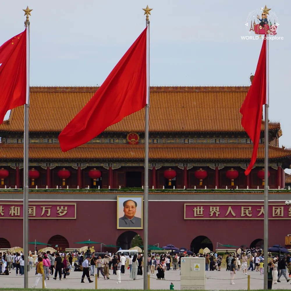 Praça Tiananmen com bandeiras vermelhas, Pequim