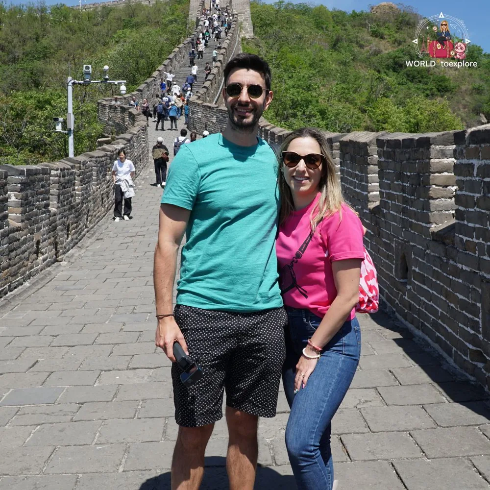 Casal na Grande Muralha da China em Mutianyu, Pequim