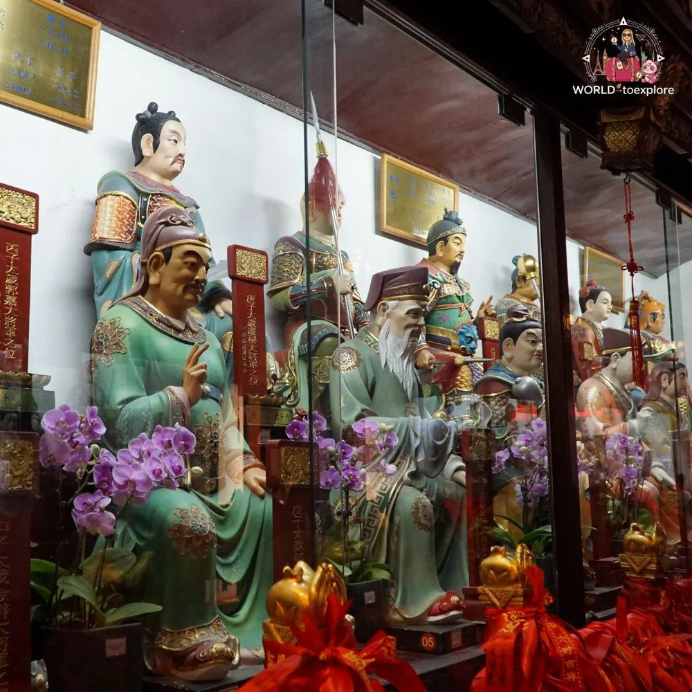 Estátuas tradicionais coloridas num templo em Xangai, China