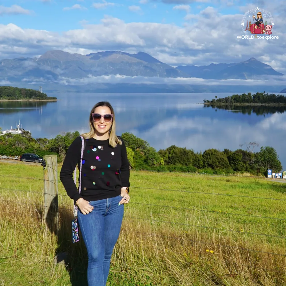 View over Lake Te Anau and the mountains