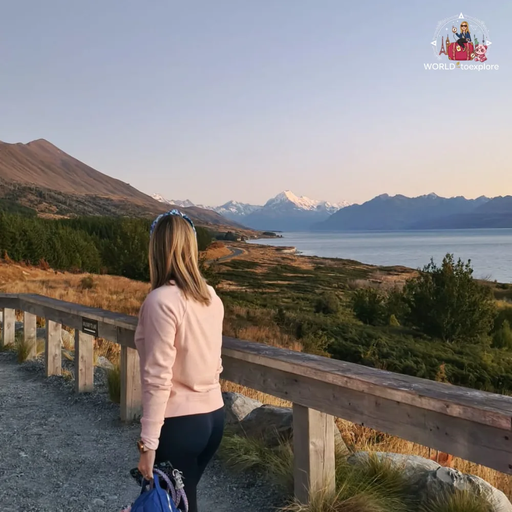 View over Lake Pukaki with Mount Cook in the background