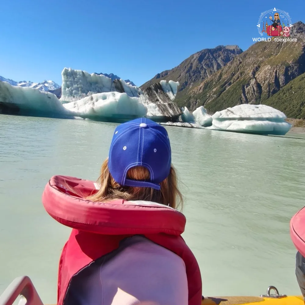 Boat trip on Tasman Glacier Lake, among blocks of ice