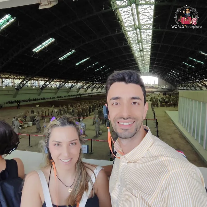 Selfie of the couple inside the hall, with the terracotta warriors behind them